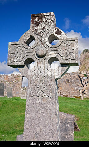 Regno Unito, Scozia, Ebridi Interne, Isola di Skye, vicino a Broadford, Chiesa di Kilchrist con croce celtica oggetto contrassegnato per la rimozione definitiva Foto Stock