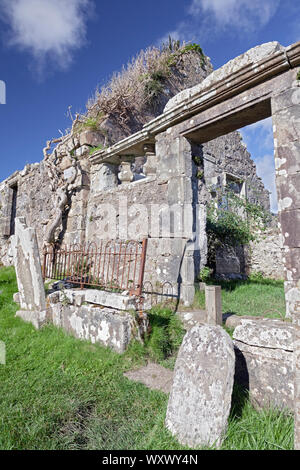 Regno Unito, Scozia, Ebridi Interne, Isola di Skye, vicino a Broadford, Chiesa di Kilchrist, rovinato porta Foto Stock