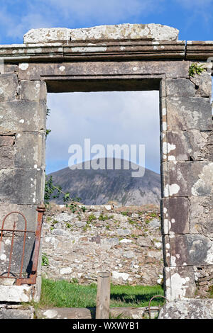 Regno Unito, Scozia, Ebridi Interne, Isola di Skye, vicino a Broadford, Chiesa di Kilchrist, rovinato porta con Beinn na Caillich (montagna) al di là di Foto Stock