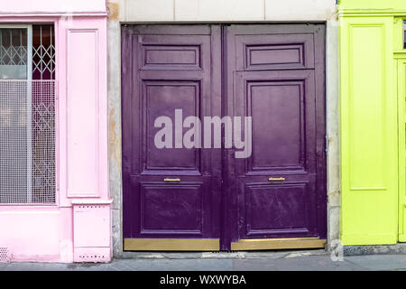 Parigi, bella porta di legno, tipica finestra nel Marais Foto Stock