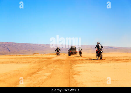 Merzouga, Marocco - Feb 22 2016: convoglio di veicoli fuoristrada (4x4 e motociclette) in Marocco deserto vicino a Merzouga. Merzouga è famosa per le sue dune, t Foto Stock