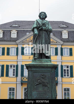 Beethoven Denkmal (svelata 1845) statua in bronzo a Bonn, Germania Foto Stock