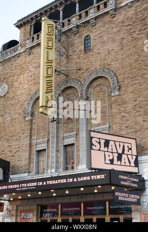 'Slave Play' è pubblicizzato al John Golden Theatre di Times Square, New York City, USA 2019 Foto Stock