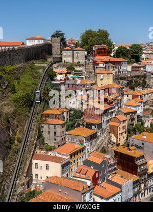 Vista verso le vecchie case con la funicolare dal ponte in acciaio a Porto Foto Stock