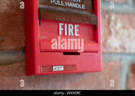 Close-up di allarme antincendio maniglia da EST allarme antincendio, una divisione di Edwards, su un muro di mattoni, 16 settembre 2019. () Foto Stock