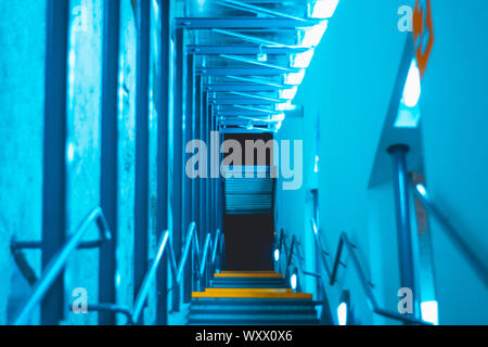 Scala industriale nella mezzanotte immagine di sfondo Foto Stock