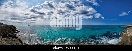 Vista panoramica del faro nel mare Mediterraneo al largo della costa di Minorca a Punta Prima Foto Stock