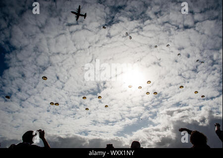 Migliaia di paracadutisti sono visibili nel cielo.In settembre è esattamente 75 anni fa che i paracadutisti dall'ottantaduesima Airborne Division sbarcato a Groesbeek come parte dell'operazione Market Garden. Più di mille paracadutisti sono attesi per ricreare lo sbarco a Groesbeek. Per questi salti, il "Gruppo di paracadute Holland' assunto due originale C-47 Dakotas dall'Inghilterra. Uno di questi Dakotas è chiamato drag 'em, fatto diversi voli durante la Seconda Guerra mondiale alla invasione in Europa per la Francia e l'operazione Market Garden in Olanda. In aggiunta ai membri permanenti del Nether Foto Stock