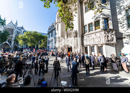 Premere, media e i manifestanti al di fuori della Corte suprema del Regno Unito a Westminster, Londra, Regno Unito, durante l udienza in tribunale della legittimità del Parlamento proroguing Foto Stock