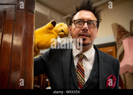 Senior Auctioneer Rik Alexander con un pupet originale della TV di Sooty, che era stato 'stendendo in una scatola per 40 anni' e potrebbe fetch sopra??1000 quando va in su per l'asta ad Hansons Auctioneers in Derbyshire il giovedì. Data immagine: 18/09/19. Tina Stewart ha deciso di vendere l'oggetto dopo che il proprietario del Sooty Show, Richard Cadell, le ha detto del suo valore dopo aver incontrato lei e il suo figlio di sei anni Kyle dopo un live show. Alla signora Stewart fu dato il sostegno televisivo dall'inventore originale di Sooty, Harry Corbett, che era un buon amico di suo padre, l'insegnante di biologia pensionato Paul Mouncey. Vedere la storia di PA Foto Stock