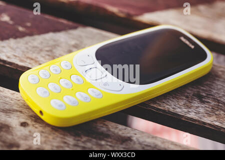 Praga Repubblica Ceca, Settembre 14, 2019: telefono cellulare Nokia 3310 giallo sulla tabella Foto Stock