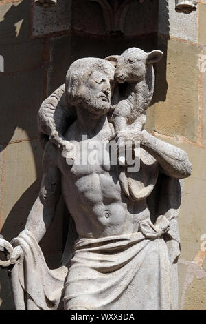 Gesù Buon Pastore, statua sulla facciata della St James chiesa in Rothenburg ob der Tauber, Germania Foto Stock