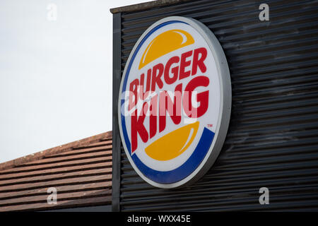 È sotto embargo per 0001 giovedì 19 settembre un segno per un Burger King drive thru ristorante. Il fast food ha annunciato che si sta rimuovendo tutti i giocattoli di plastica dai suoi pasti per bambini serviti nel Regno Unito da giovedì a salvare una stima di 320 tonnellate di rifiuti all'anno. Foto Stock