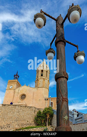 Il vecchio lampione vicino alla chiesa nel piccolo villaggio Spagnolo, Sitges, provincia di Barcellona. Foto Stock