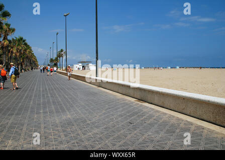 La gente a piedi sul Paseo Maritimo a Playa de Las Arenas a Valencia in Spagna il 4 settembre 2019. Foto Stock