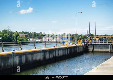 Oswego, New York, Stati Uniti d'America. Il 6 settembre 2019. Serratura 6 della storica Canale Erie con la città di Oswego, New York a distanza Foto Stock