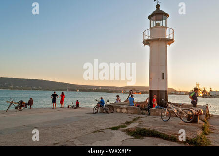 Al tramonto sul molo Varna Bulgaria Europe, Foto Stock