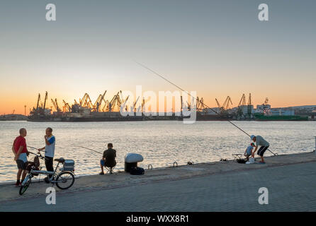 Al tramonto sul molo Varna Bulgaria Europe, Foto Stock