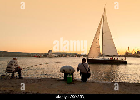 Al tramonto sul molo Varna Bulgaria Europe, Foto Stock