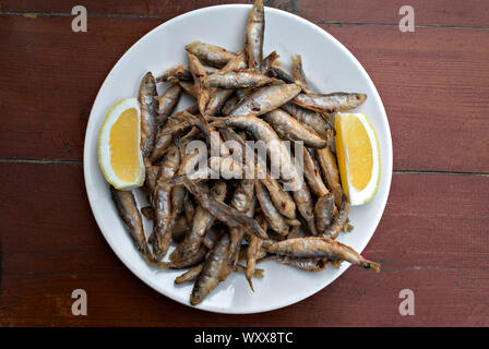 Pesce servite in un piccolo ristorante sul mare; Foto Stock