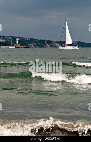 Il Mar Nero regata vicino alla costa di Varna in Bulgaria; Foto Stock