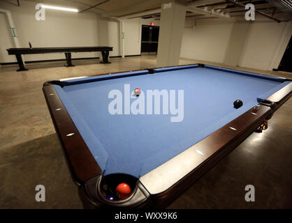 Davenport, Iowa, USA. 9 Luglio, 2019. La sala per il tempo libero include un tavolo da biliardo e shuffle board nel Gordon Van-Tine Commons appartamenti a Davenport. Credito: Kevin E. Schmidt/Quad-City volte/ZUMA filo/Alamy Live News Foto Stock