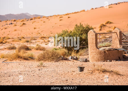 Pozzo di acqua nel deserto del Sahara Foto Stock