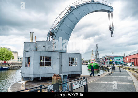 La storica Fairbairn gru a vapore nel porto di galleggiante sezione di Bristol Docks, Avon, Inghilterra, Regno Unito. Foto Stock