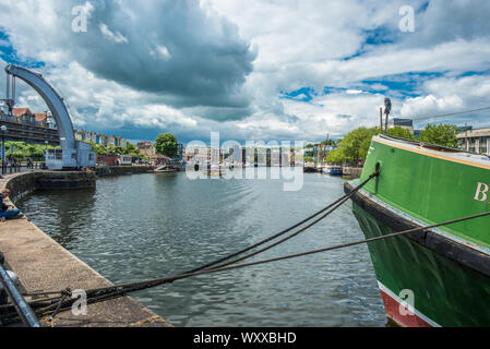 La storica Fairbairn gru a vapore nel porto di galleggiante sezione di Bristol Docks, Avon, Inghilterra, Regno Unito. Foto Stock