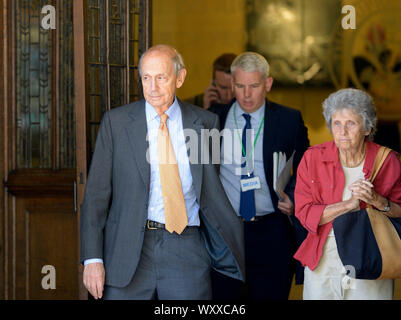 Londra, Regno Unito. Xviii Sep, 2019. Noi la giustizia Stephen Breyer - associare la giustizia della Corte suprema degli Stati Uniti - visto lasciare il Regno Unito alla Corte Suprema di Londra con sua moglie dopo la seconda mattina del caso contro la proroga del Parlamento da Boris Johnson Credito: PjrFoto/Alamy Live News Foto Stock