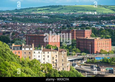 Ampia gamma di opinioni lungo il fiume Avon verso Hotwells da Clifton Suspension Bridge in Bristol, Avon, Inghilterra, Regno Unito. Foto Stock