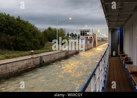 VIENNA, Austria - 21 agosto 2019: navigazione si blocca nel Danubio Freudenau vicino a Vienna. Alba Foto Stock
