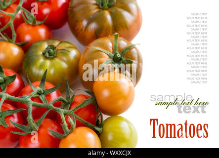 Costoluto fresca e pomodori ciliegia isolati su sfondo bianco Foto Stock