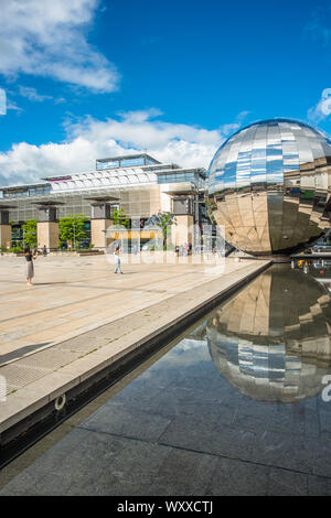 Millennium Square con il Planetario nella forma di un a piedi enorme sfera dello specchio a Bristol, Inghilterra, Regno Unito. Foto Stock