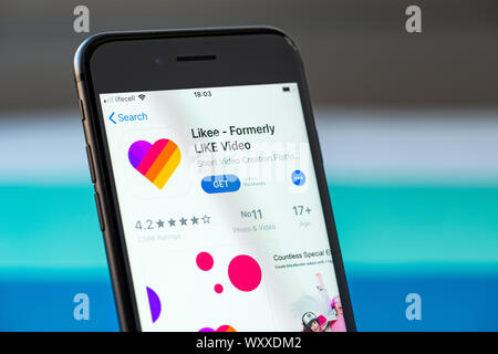 Kiev, Ucraina - 17 Settembre 2019: Studio shot di Apple iPhone 8 smartphone con Likee applicazione mobile sullo schermo Foto Stock