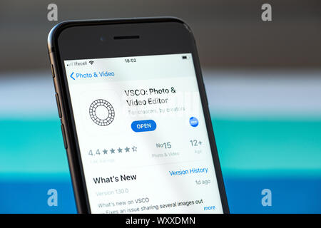 Kiev, Ucraina - 17 Settembre 2019: Studio shot di Apple iPhone 8 smartphone con VSCO applicazione mobile sullo schermo Foto Stock