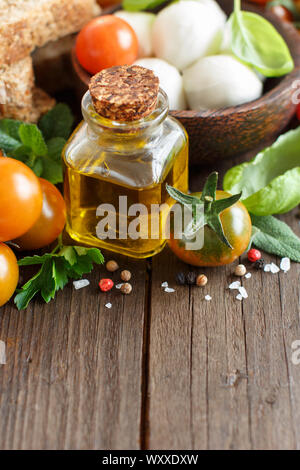 La cucina italiana ingridients : mozzarella, pomodoro, basilico, olio di oliva ed altri Foto Stock