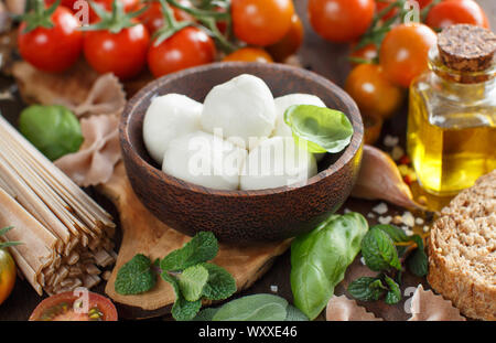 La cucina italiana ingridients : mozzarella, pomodoro, basilico, olio di oliva ed altri Foto Stock