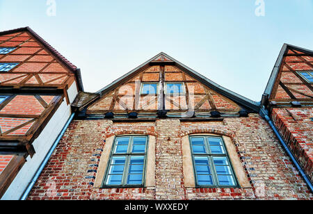 Vecchio e nuovo semi-case con travi di legno a Schwerin. Meclenburgo-pomerania Occidentale, Germania Foto Stock