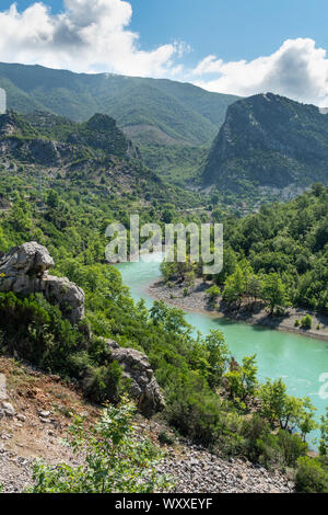 Guardando attraverso il Fiume Mat in Ulza Parco naturale regionale, sul confine di Dibër e Lezhe countiies, centrale l'Albania, Foto Stock