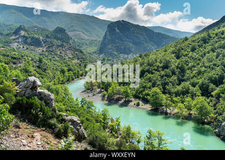 Guardando attraverso il Fiume Mat in Ulza Parco naturale regionale, sul confine di Dibër e Lezhe countiies, centrale l'Albania, Foto Stock