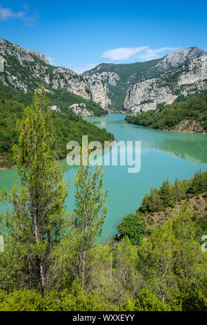 Guardando attraverso il Fiume Mat in Ulza Parco naturale regionale, sul confine di Dibër e Lezhe countiies, centrale l'Albania, Foto Stock