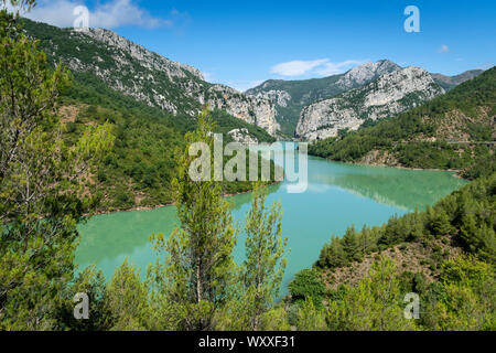 Guardando attraverso il Fiume Mat in Ulza Parco naturale regionale, sul confine di Dibër e Lezhe countiies, centrale l'Albania, Foto Stock