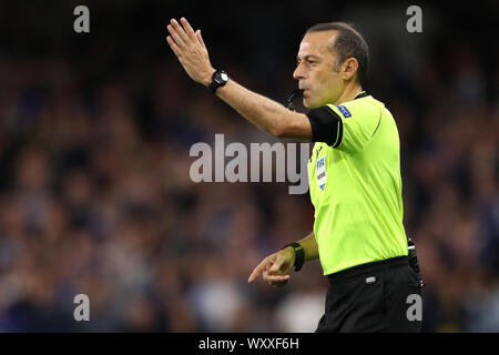 Londra, Regno Unito. Xvii Sep, 2019. Arbitro, Cuneyt Cakir awards Chelsea una pena dopo un VAR review - Chelsea v Valencia, la UEFA Champions League - Gruppo H, Stamford Bridge, London, Regno Unito - 17 settembre 2019 solo uso editoriale Credito: Giornata immagini limitata/Alamy Live News Foto Stock