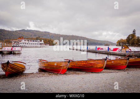 Porto, warf, marina, shore con barche di legno. Lake District Foto Stock