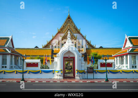 Facciata di Wat Suthat a Bangkok, in Thailandia Foto Stock