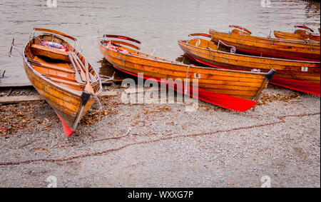 Porto, warf, marina, shore con barche di legno. Lake District Foto Stock