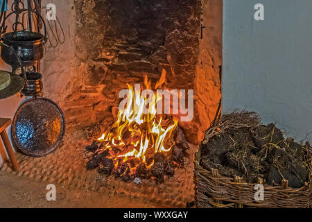 Irish Cottage con Turf Fire, County Donegal, Irlanda Foto Stock