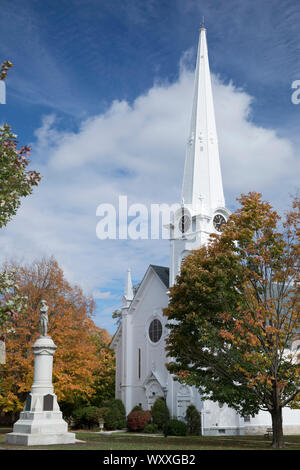 Tipico di stile e eleganti infissi bianchi New England prima chiesa congregazionale con il memoriale di guerra per commemorare gli uomini locali di Manchester, Vermont Foto Stock