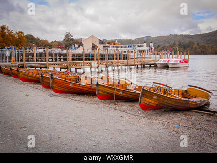 Porto, warf, marina, shore con barche di legno. Lake District Foto Stock